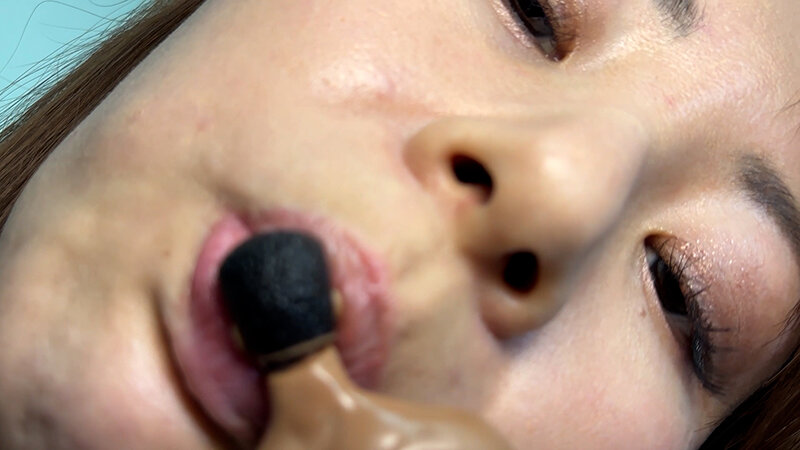 「素人お姉さんれなちゃんをナンパ！M男人形を唾液たっぷり舐めまわす濃厚プレイ」のサンプル画像5枚目