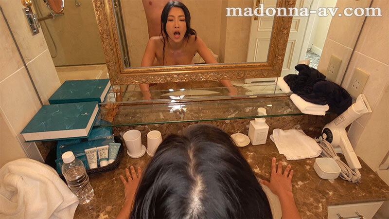 「水川スミレのハメ撮り解禁！巨乳人妻熟女が魅せるリアルな素顔【マドンナ専属女優】」のサンプル画像13枚目