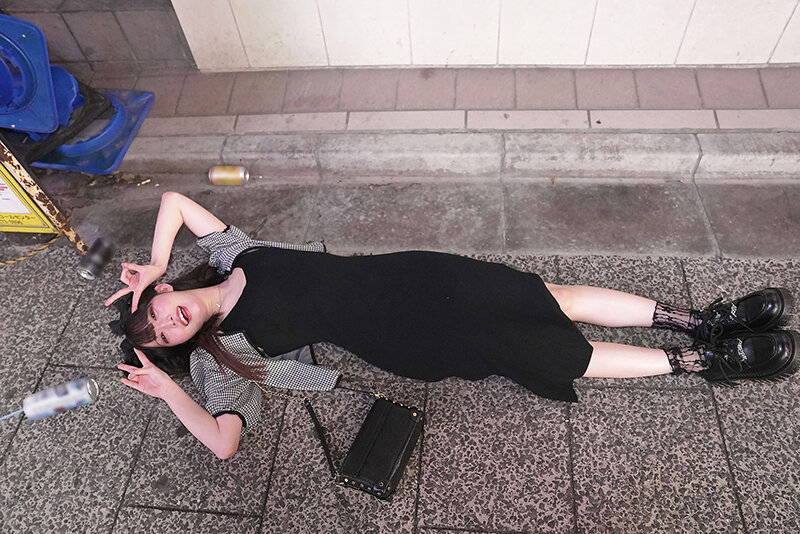 「三葉やよい M女ギャル歌舞伎町お持ち帰り！中出し乱交5Pで激しいイラマチオ責め」のサンプル画像2枚目