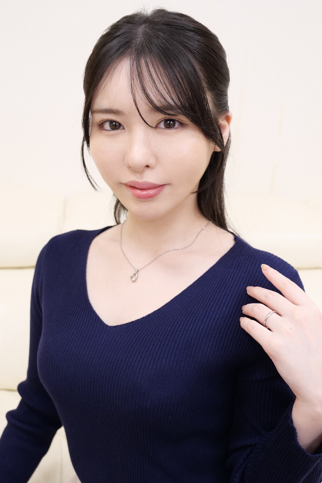 「経験豊富な優しい素人人妻が最高の童貞筆おろし 黒島玲衣」のサムネイル