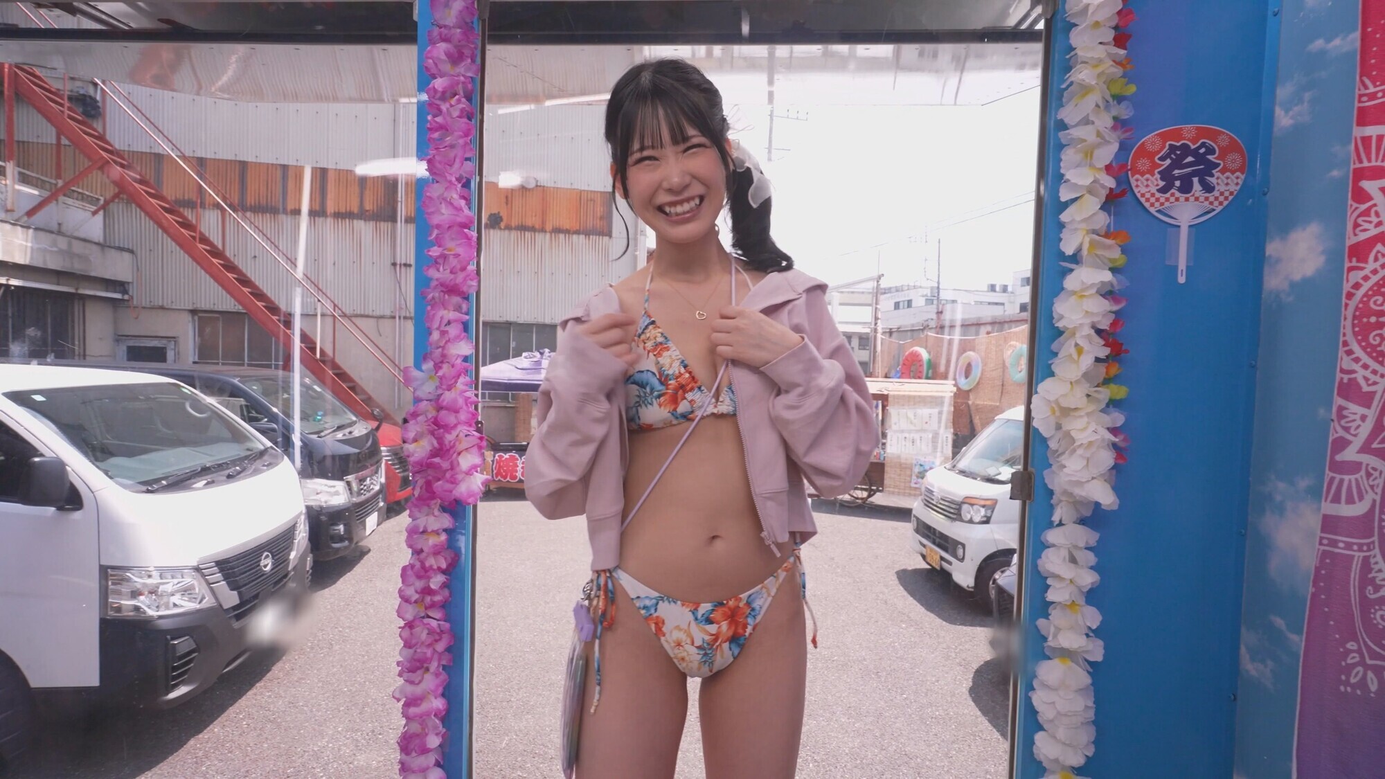 「プリ尻ビキニギャルが汗だくアナルを嗅がれ舐められ大赤面！肛門クンニの虜になって尻穴＊ひくひく生ハメ中出しSEXしちゃった発情サマービッチちゃん 撮って出し！マジックミラー号～ひまり編～」のサムネイル