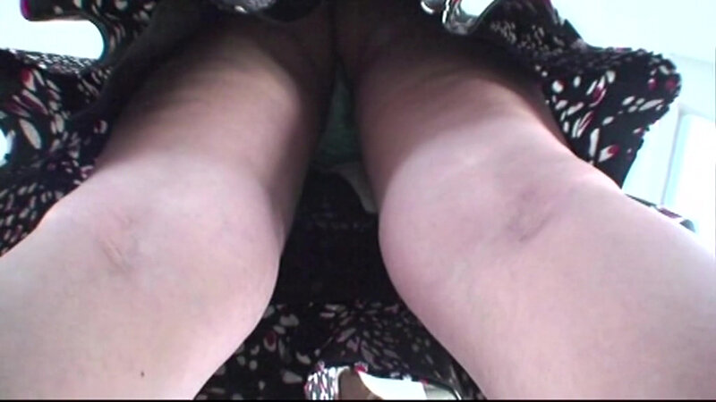 「【素人盗撮】パンチラ逆さ撮りで捉えた美女たちの秘密のオナニー映像集【のぞき】」のサンプル画像13枚目