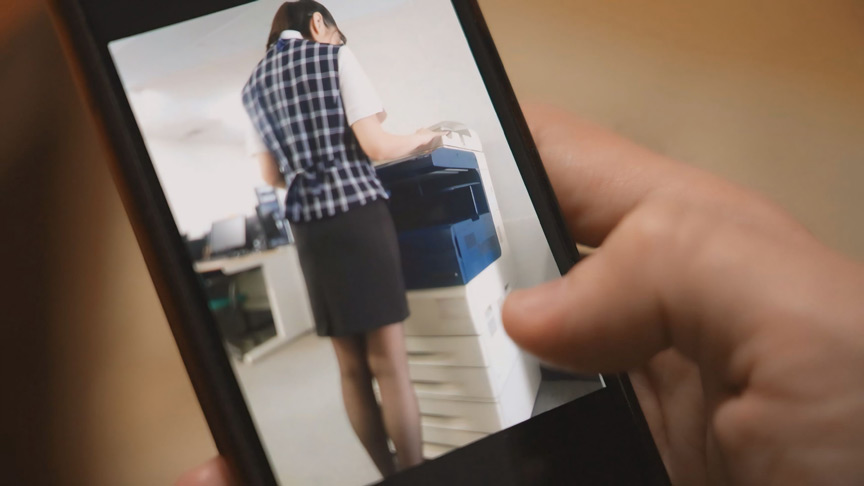 「生真面目だと思っていた経理部女子はとんでもない痴女だった！弱みを握られ日夜社内で痴女られるハメに」のサンプル画像2枚目