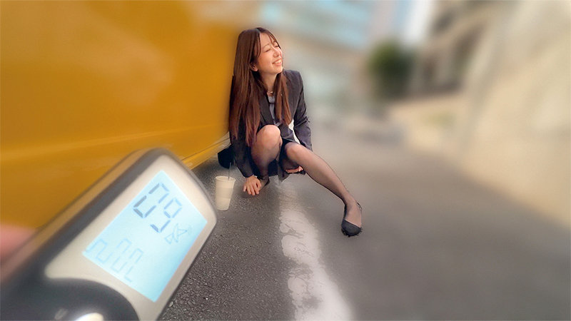 「【素人OL】美乳まなみさんの野外露出プレイ！恥じらいながらの羞恥体験がエロい」のサンプル画像3枚目