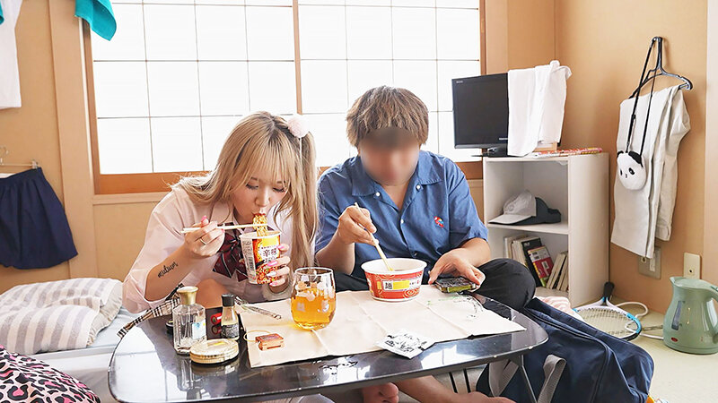 「綾波れん ギャル美女が潮吹き連発！中出し3P乱交で激しく乱れるフェラ奉仕SEX」のサンプル画像1枚目