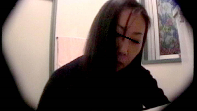 「【素人人妻】都内仮設トイレで撮影された主婦たちの排泄シーン盗撮映像20人収録」のサンプル画像2枚目