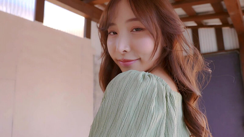 「本多そら 長身巨乳のセクシー美女が魅せる大胆グラビア映像「Sora」で悩殺ポーズ披露」のサムネイル