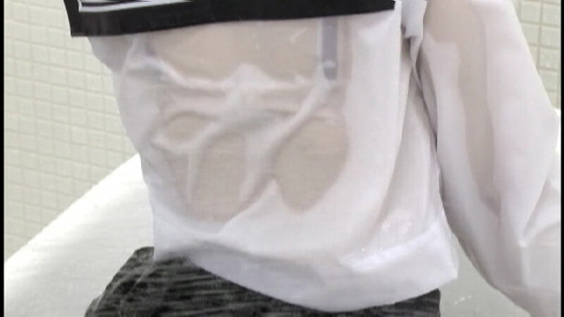 「【セーラー服】濡れ透けフェチ必見！制服JKの恥じらい姿がエロ可愛い人気動画」のサンプル画像3枚目