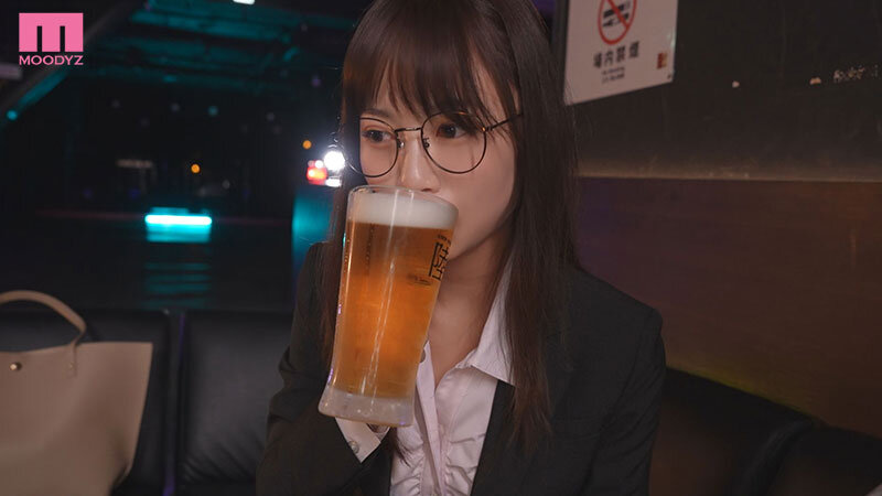 「天宮花南が巨乳女上司役で乱交&中出し!酔った勢いで濃厚キス連発の誘惑プレイ」のサムネイル