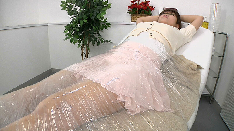 「美女たちの濃厚キス＆電マ責めレズエステ｜顔舐め唾液ローションマッサージで絶頂」のサンプル画像17枚目