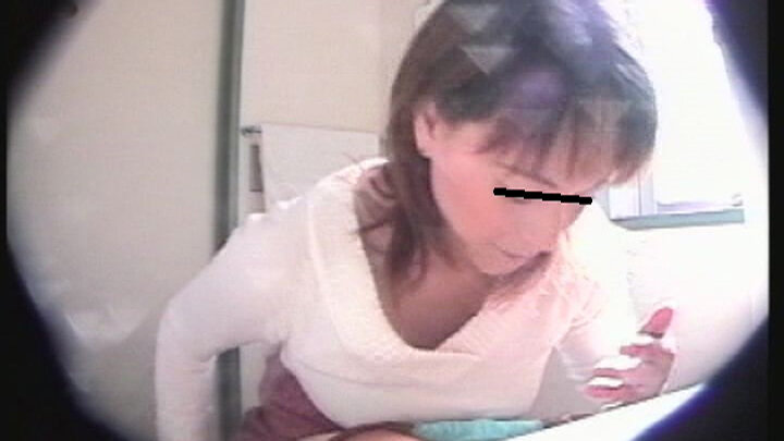 「【素人人妻】仮設トイレ盗撮映像4時間！30人の主婦たちの無防備な姿をのぞき見」のサンプル画像3枚目