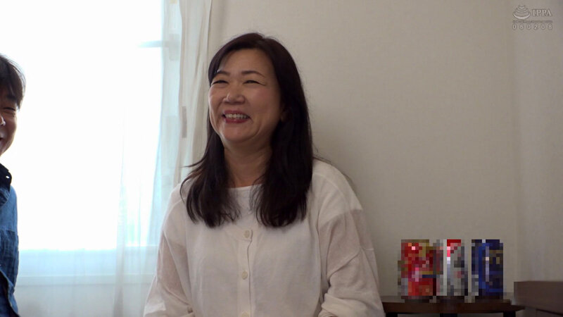 「片桐梓 五十路熟女人妻が潮吹き＆お漏らし連発！スレンダー素人妻にナンパ中出し」のサンプル画像1枚目