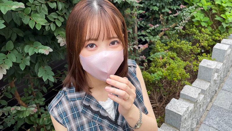 「【素人人妻】25歳美人妻が潮吹き連発！旦那公認NTR中出しハメ撮りで絶頂しまくる熟女奥様」のサンプル画像1枚目