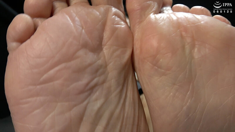 「雨村梨花のくすぐりプレイ動画｜美少女M女が足裏・乳首責めで悶絶する姿がたまらない」のサンプル画像3枚目