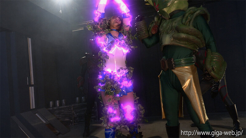 「若宮穂乃が挑む女戦士コスプレ!美少女戦士セーラーリコリス蔦拘束シーンが話題」のサンプル画像8枚目