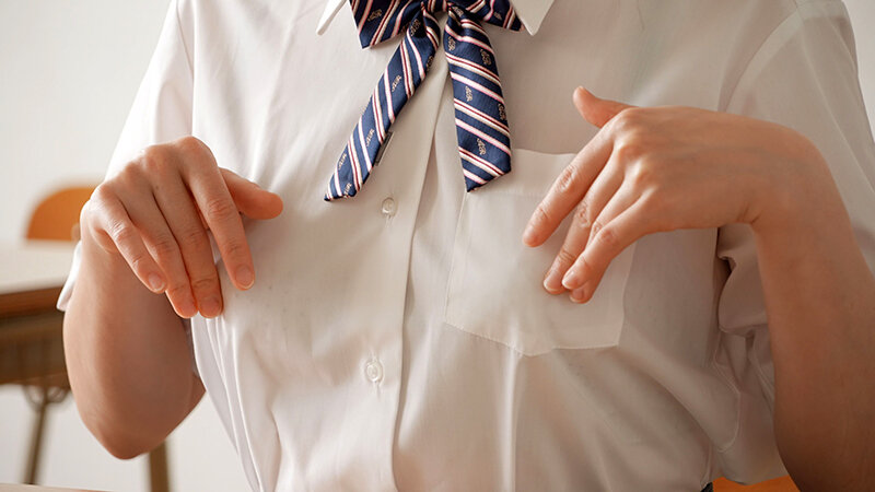 「上坂めい 制服女子校生が乳首責めで潮吹き失禁！小柄ミニ系美少女の敏感ボディが限界突破」のサンプル画像1枚目