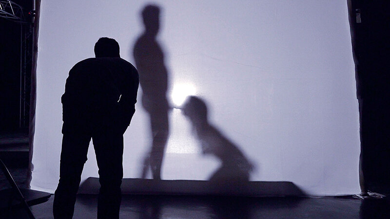 「【素人女子大生】彼氏の前で寝取られ中出しSEX！ドキドキシルエットクイズで禁断の展開に」のサンプル画像5枚目