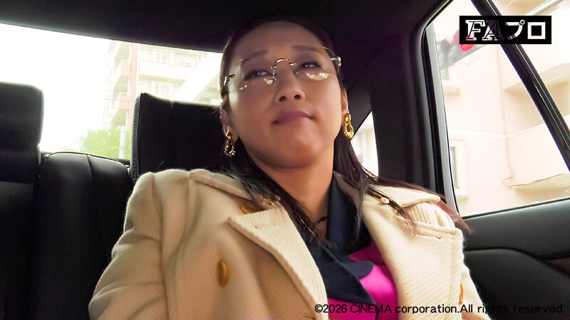 「白峰郁美の濃厚キス・接吻シーン｜巨乳熟女の魅惑的な大人の色気に酔いしれる」のサムネイル