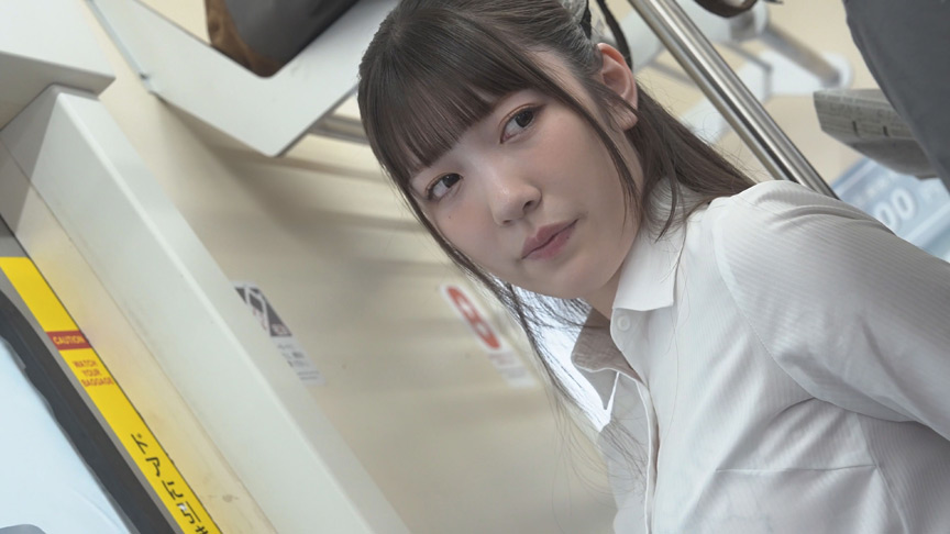 「【素人OL】神乳美女が電車で痴漢被害!敏感乳首を責められ感じてしまうリクルートスーツ女子」のサムネイル