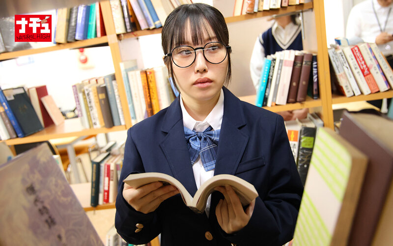 「人見知りG乳眼鏡女子が図書館で羞恥プレイ！小柄巨乳めがね娘の潮吹き敏感反応が止まらない」のサンプル画像2枚目