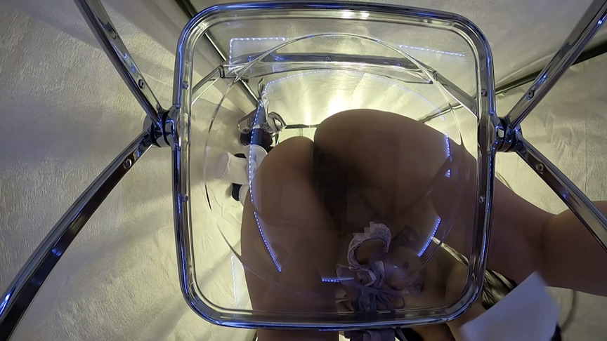 「【素人流出】更衣室のぞき映像！無防備な美女たちの着替えとプライベートシーンを隠し撮り」のサンプル画像5枚目