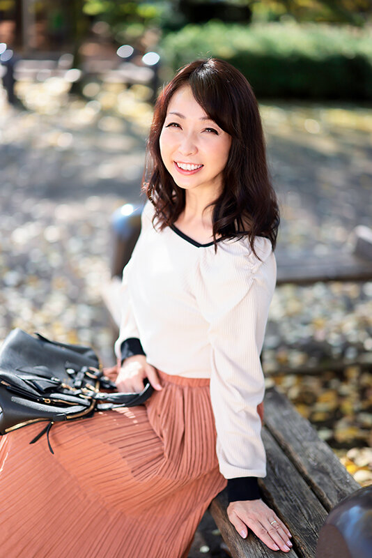 「【素人熟女】人妻が潮吹き＆中出しで乱れる！エロ妻たちの本気セックスインタビュー厳選集」のサンプル画像1枚目