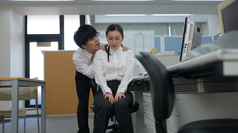 「月野かすみ｜メガネOL痴女が騎乗位で暴走！催眠プレイで変態覚醒する美人社員」のサンプル画像2枚目