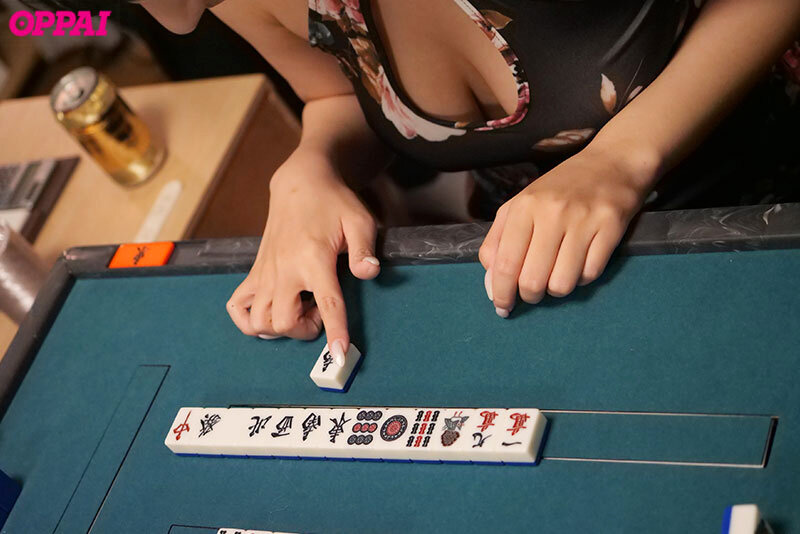 「役野満里奈が巨乳パイズリ＆手コキで攻める痴女プレイ！脱衣麻雀から中出しまで濃厚サービス」のサンプル画像1枚目