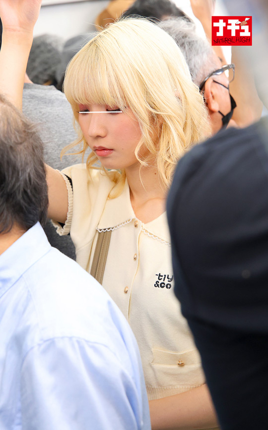 「金髪オルチャンメイク美少女が痴漢プレイで羞恥責め!抵抗する生意気女子の感じる姿がエロい」のサムネイル