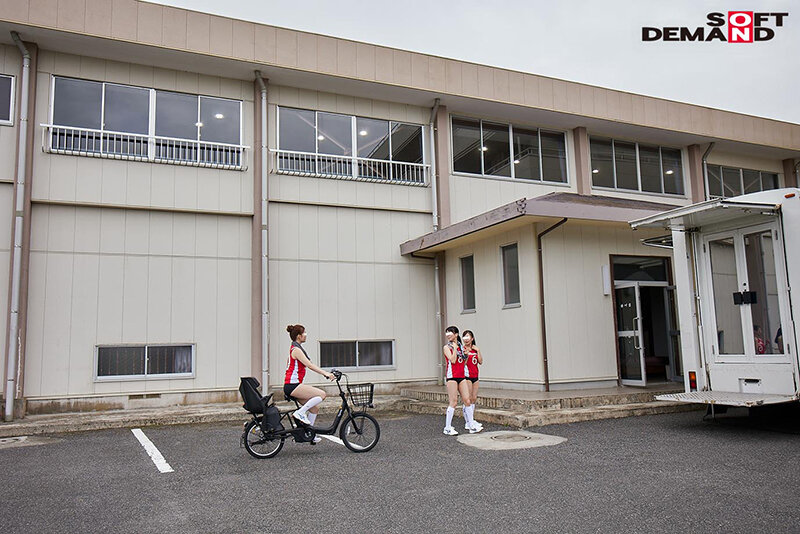 「【素人人妻】欲求不満ママさんバレー部員7名がハーレム中出し体験【ブルマ姿で大集合】」のサンプル画像2枚目