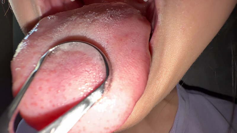 「【谷田かりな】素人お姉さんをナンパ！個人撮影で魅せる舌ブラシ汚舌苔採取の瞬間」のサンプル画像13枚目