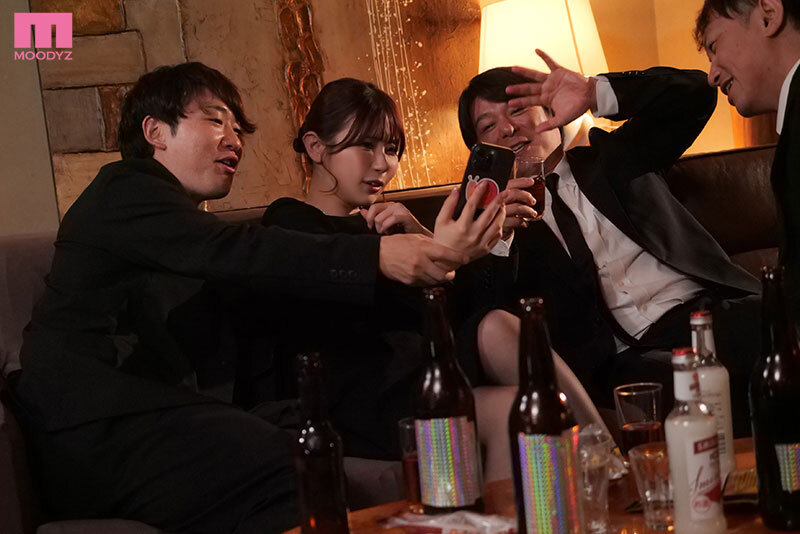 「法事同窓会NTR ヤンチャな過去を持つ妻が6年ぶりに仲間の法事で地元に帰った 再会した地元のゲス友たちに酔わされて昔のヤリマンに戻った妻の寝取られ中出し映像 葵いぶき」のサムネイル