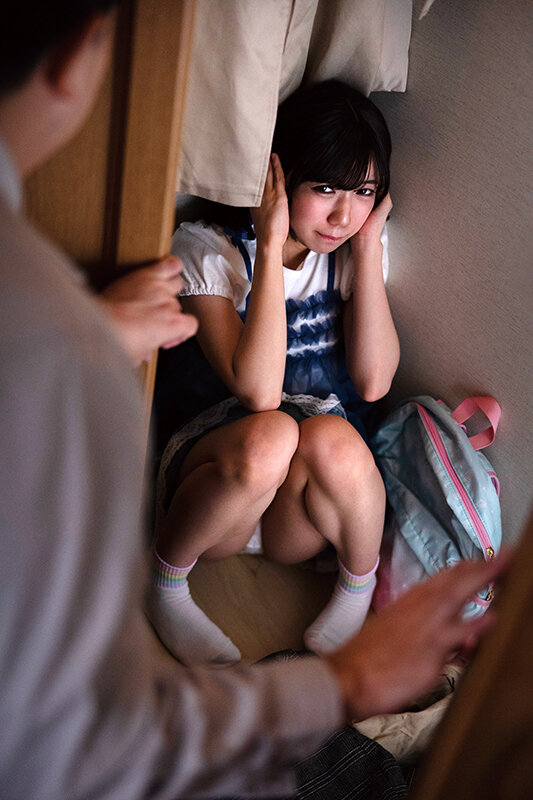 「日向由奈 パイパン美少女が隠れんぼで捕まる！小柄ミニ系の微乳ロリ娘が大人に見つかり…」のサンプル画像1枚目