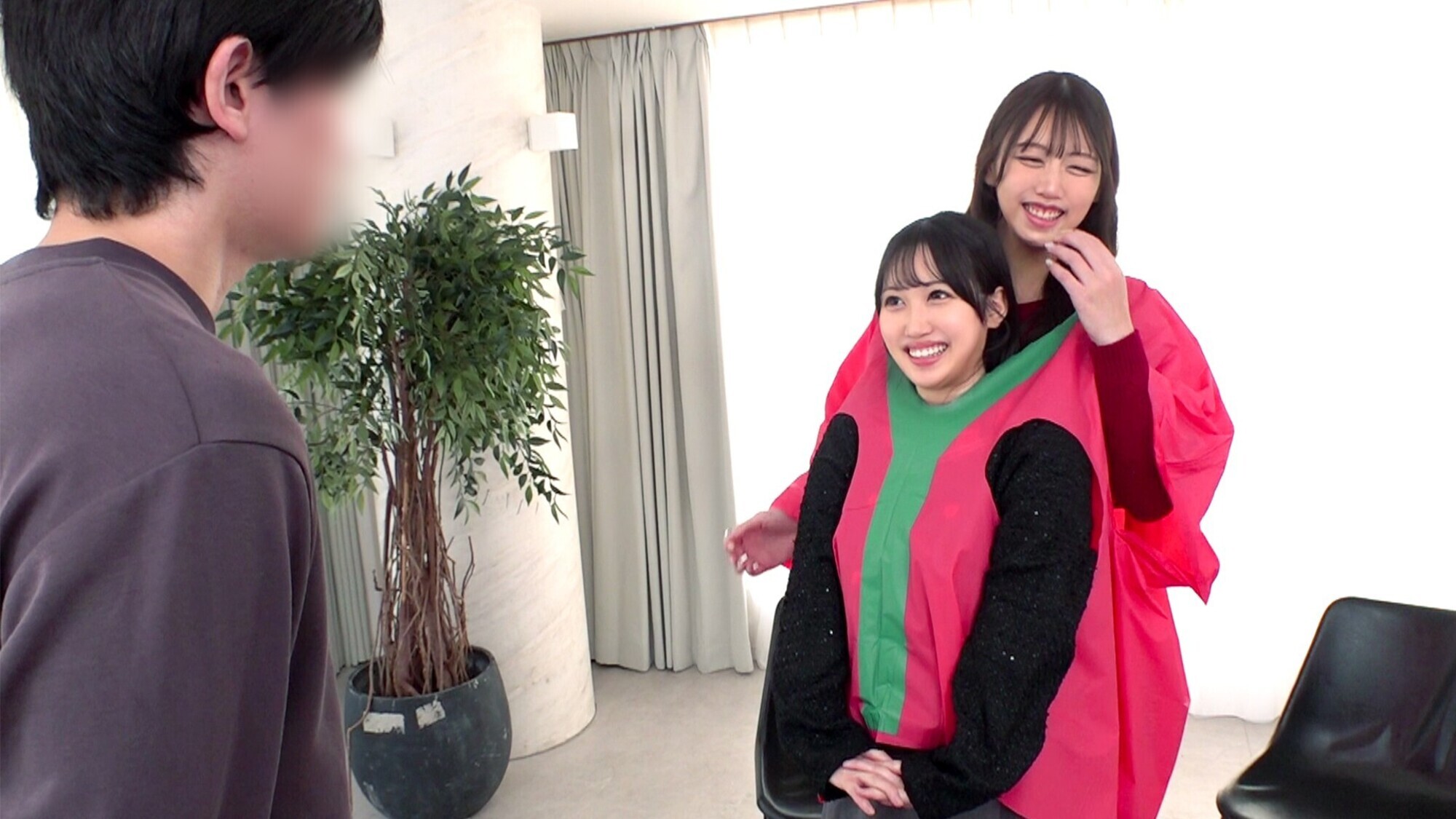 「仲良し女子大生2人組がきゃぴきゃぴ超密着二人羽織で協力プレイ！令和の新感覚ゲームに挑戦！制限時間以内にフル勃起男子をイカせることができたら賞金GET！！失敗したらW即ハメ中出し！！」のサンプル画像9枚目