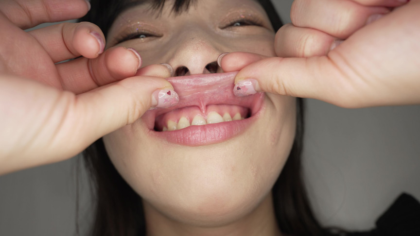 「【原美織】唾液たっぷり口臭チェックプレイ【個人撮影・フェチ動画】息と唾の濃厚接近体験」のサンプル画像3枚目