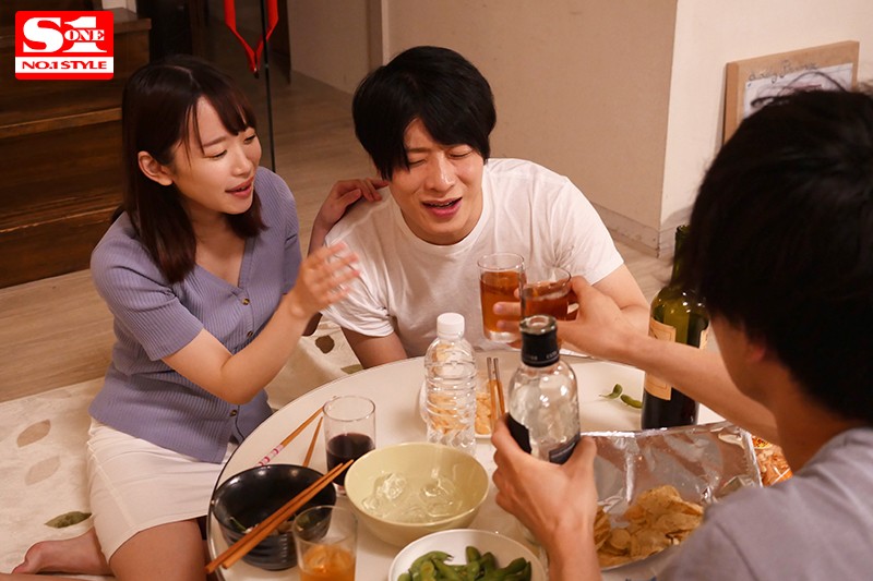 「架乃ゆら NTR寝取られ作品｜美乳スレンダー美少女が彼氏の横で親友と3P」のサンプル画像2枚目