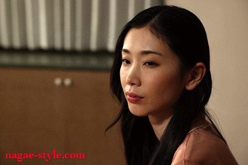 「香椎佳穂・小松杏・岬あずさが魅せる人妻の背徳愛　禁断の関係に溺れる妻たちのベスト集」のサンプル画像2枚目