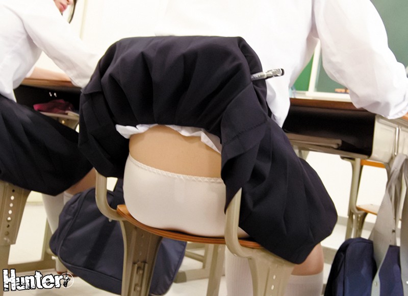 「【女子校生】S級美人クラスで男子1人のハーレム状態！学生服パンチラ天国の毎日」のサンプル画像2枚目