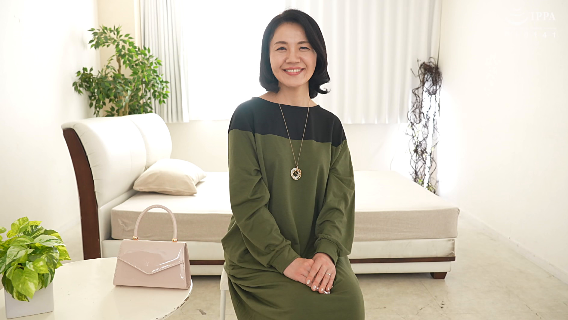 「熟女女優・新堂かなえが初撮りで中出し解禁！五十路妻の本気ドキュメント作品」のサムネイル