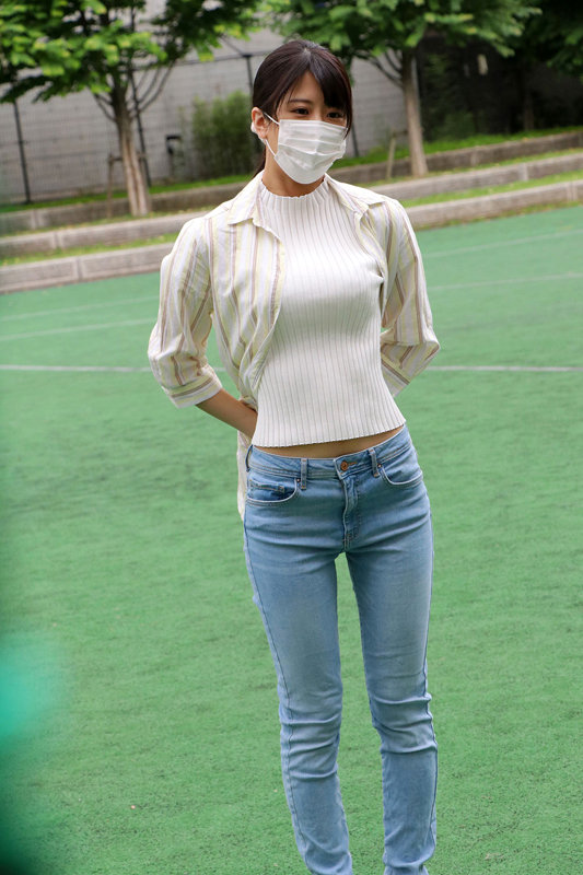 「素人巨乳美女を盗撮・のぞき撮影から中出しまで収録した暗黒シリーズ最新作」のサンプル画像1枚目