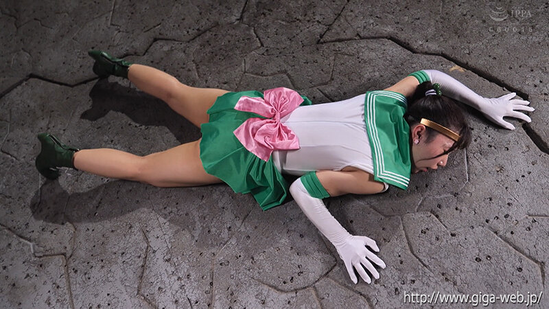 「さつき芽衣が魅せる女戦士コスプレ！美少女戦士セーラーラミューム闇染の激しい戦い」のサンプル画像16枚目