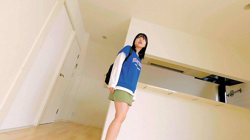「【素人】上京したての美少女に中出し！スレンダー美乳の地方出身女子と物件内見中にハメ撮り」のサムネイル