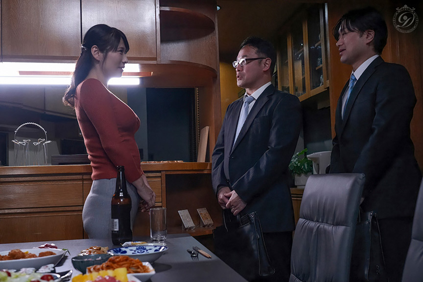 「石田紗季の熟女寝取られプレイ動画｜夫の前で他人に抱かれる背徳感がたまらない」のサムネイル