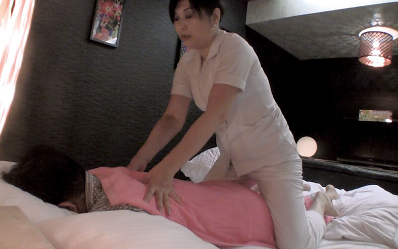 「【素人熟女】ビジネスホテルで呼んだマッサージ嬢を盗撮！美熟女が性的サービスする衝撃映像」のサンプル画像9枚目