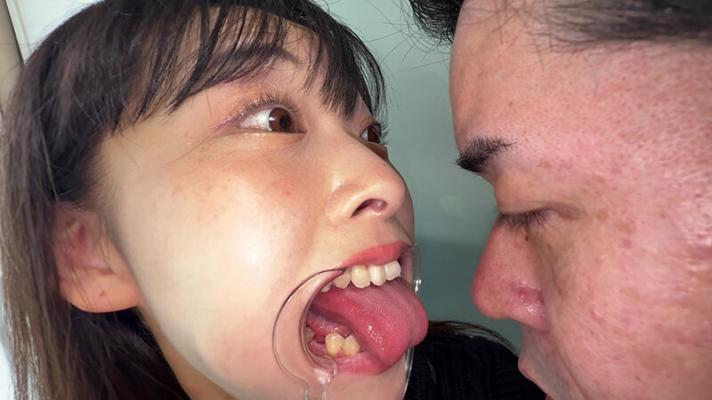 「【原美織】素人お姉さんをナンパ！個人撮影で魅せる舌ブラシ汚舌苔採取の衝撃映像」のサンプル画像20枚目