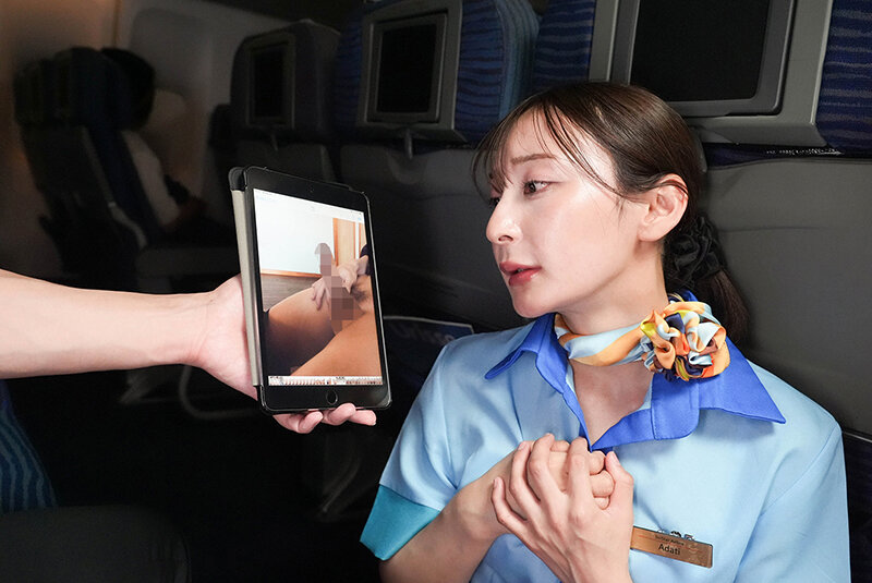 「スレンダー熟女CAに顔射！恥じらうスチュワーデスおばさんが興奮する人気作VOL.3」のサンプル画像4枚目