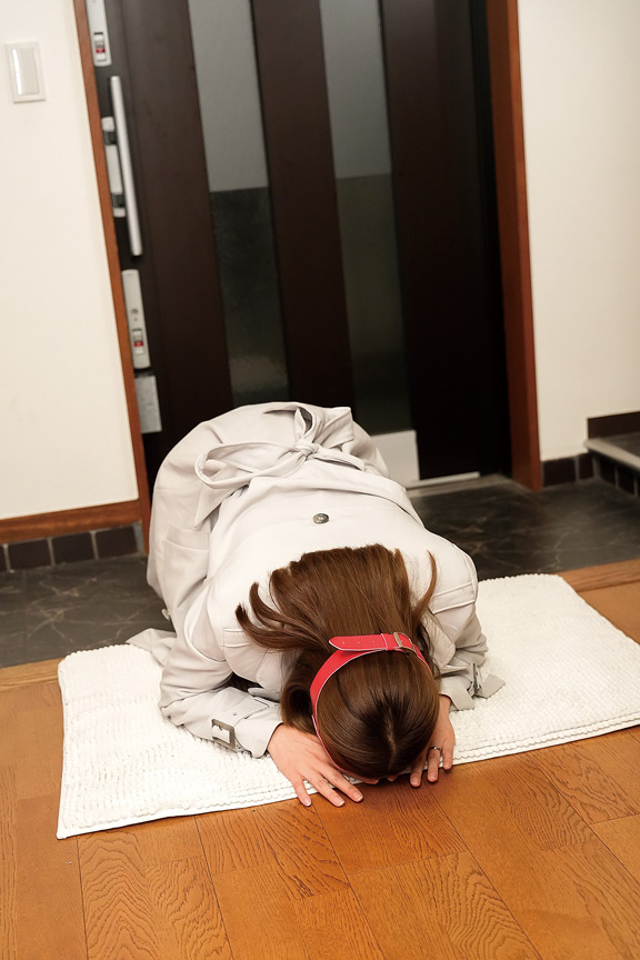 「熟女人妻・卯水咲流が魅せる従順な姿に興奮必至！マゾ覚醒プレイで悶える美熟女動画」のサンプル画像2枚目