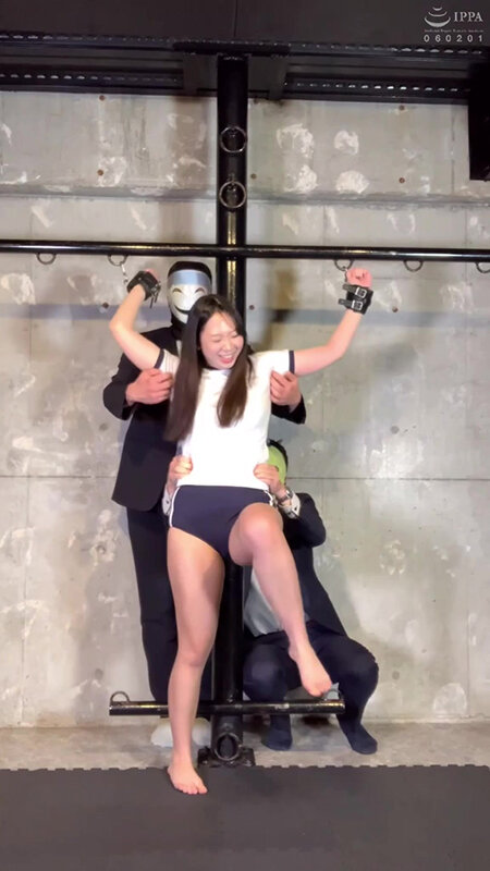 「お姉さん系美女が体操着ブルマ姿で拘束くすぐり責めに悶絶するSM動画」のサムネイル