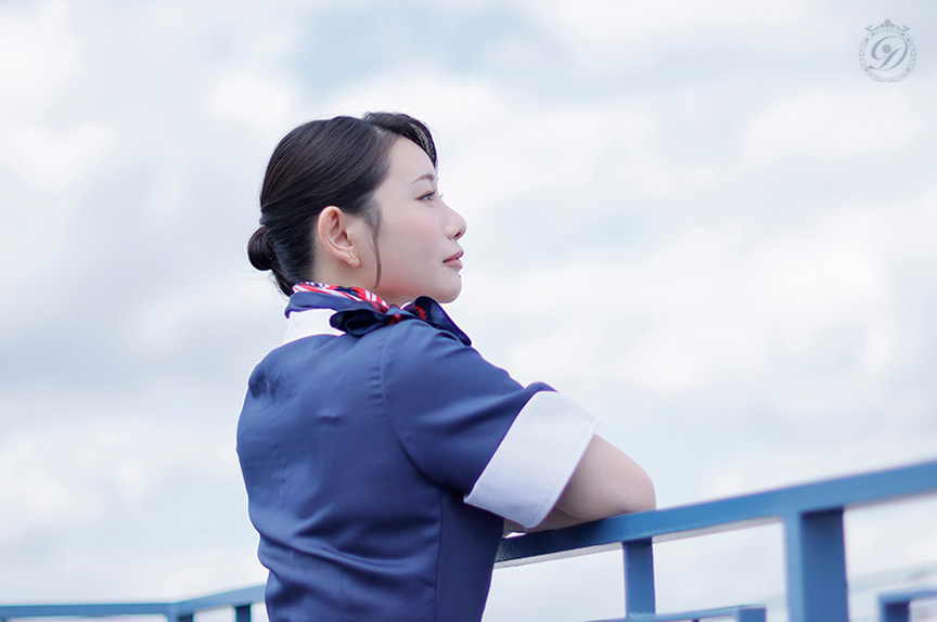 「三葉ちはるが魅せる熟女CAの誘惑プレイ｜フライト欠航日の秘密の調教記録」のサムネイル