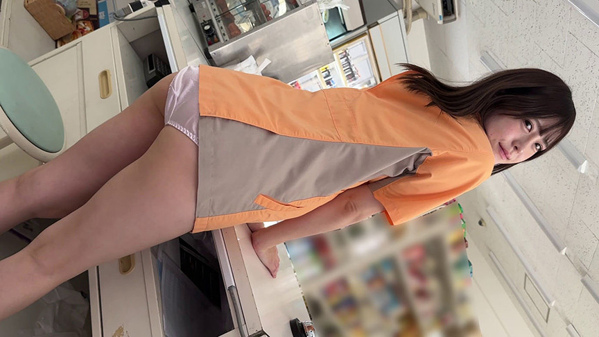 「皆瀬あかりがコンビニで大胆行為！欲求不満バイト彼女の店内イチャラブ女優動画」のサンプル画像2枚目